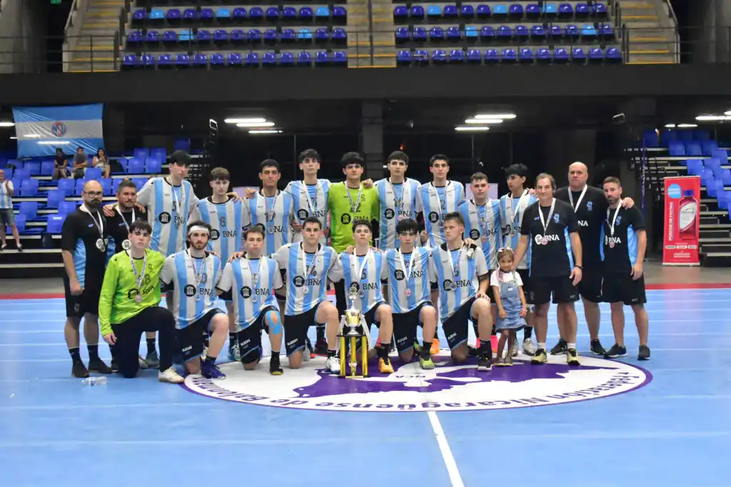 El equipo argentino con la copa de subcampeonato y el arquero Simón Viera.