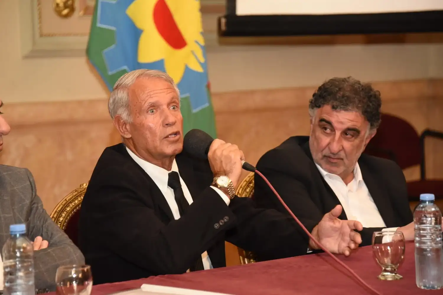 Richard Zarini, ante la antenta mirada del reconocido escritor y editor de su libro, Elías El Hage.