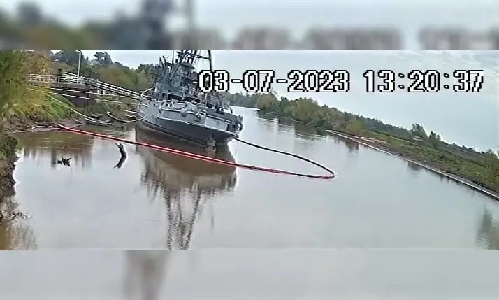 Adrizaron el Buque Museo y esperan que suba el río para que flote