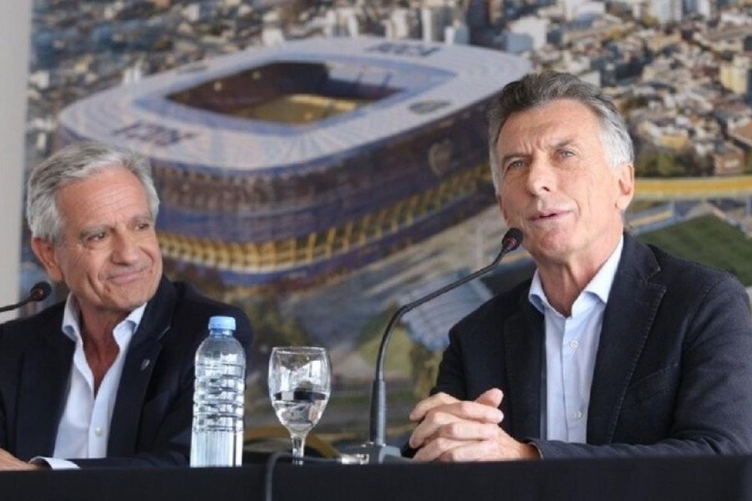 Macri a Riquelme por las elecciones en Boca: "Corré a esos 13 mil socios y votamos el domingo"