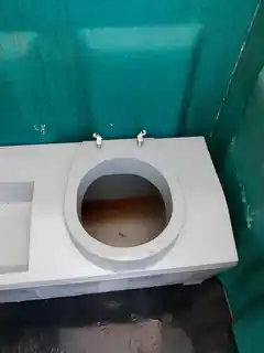 Puerto Ruíz: un baño químico para 80 alumnos