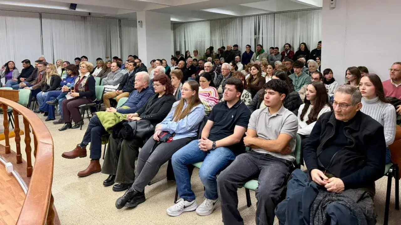 Ante una sala colmada de público, “Raíces del barro” se estrenó en el Concejo Municipal