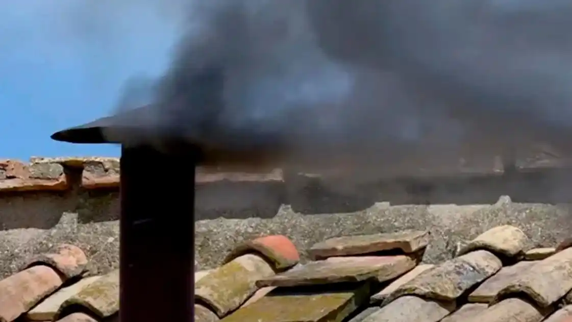 Sigue el cónclave: humo negro en la primera votación del jueves