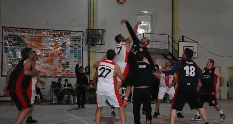 El +45 de Mitre ganó en Pilar y es semifinalista