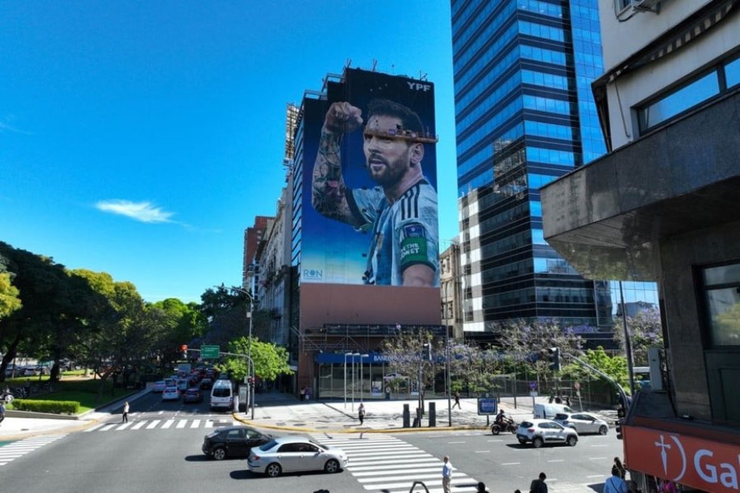La obra del artista Martín Ron está ubicada en la esquina de Av. Belgrano y 9 de Julio. Crédito: Fernando Nicola