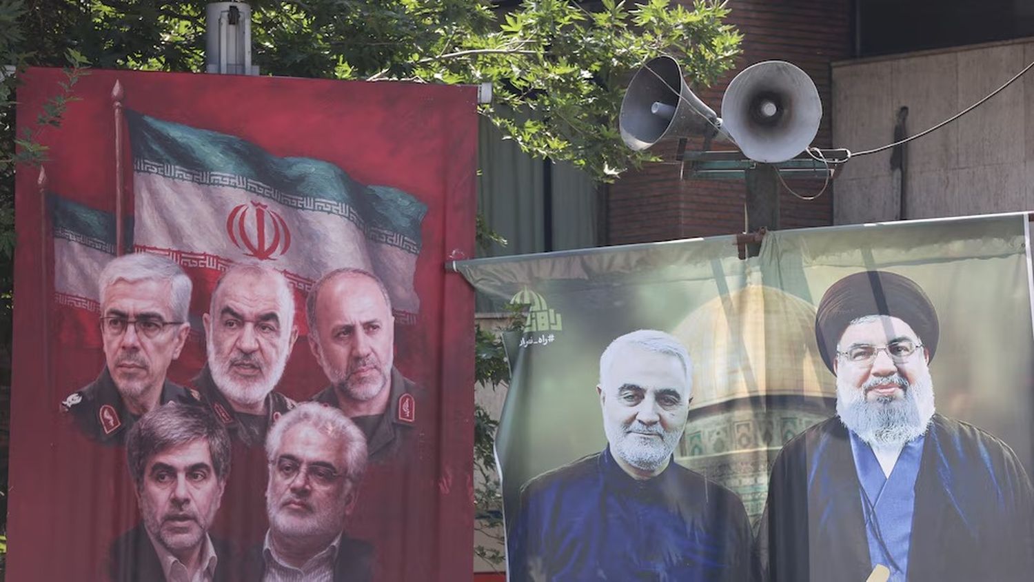A la izquierda se muestra a los popes militares y científicos nucleares ejecutados en los ataques israelíes contra Irán expuestas en una calle de Teherán; a la derecha el extinto jefe de la Guardia Revolucionaria, Qassem Soleimani y el fallecido pope de Hezbollah, Hassan Nasrallah.