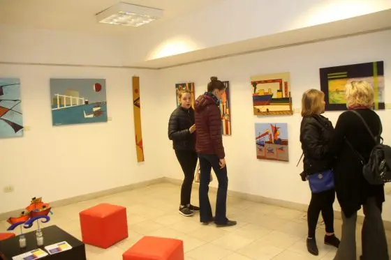 Grupo de producción artística expone en formato de mural