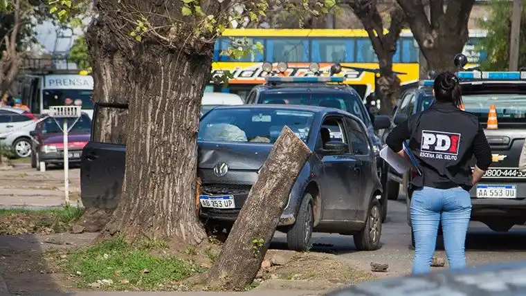 Persecución y tiroteo entre policías y supuestos delincuentes: dos muertos
