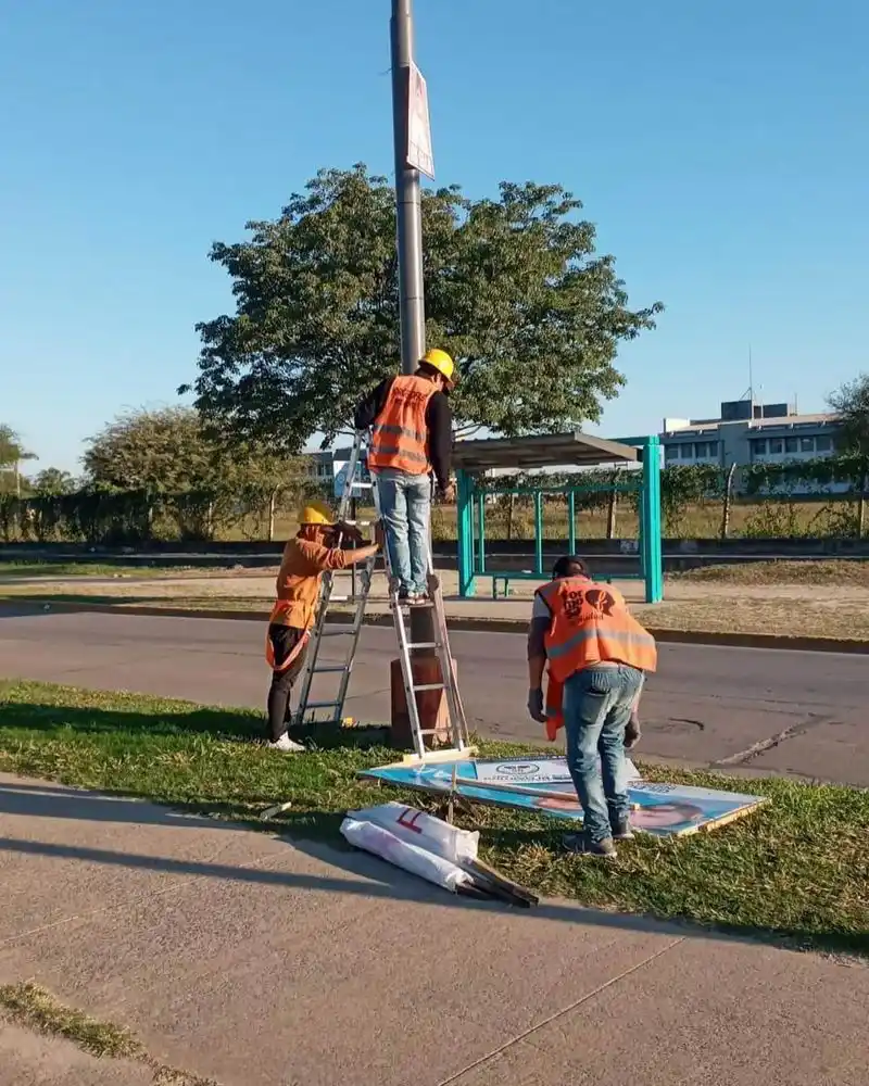 Retiran la cartelería política de 
espacios públicos en toda la ciudad
