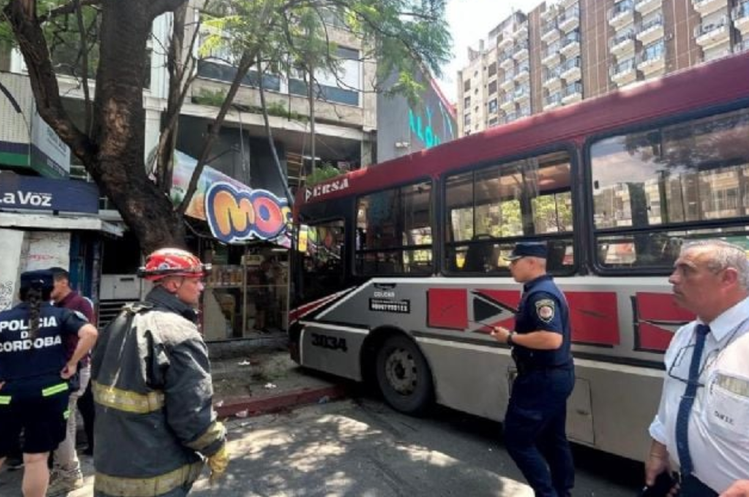 El siniestro ocasionó cortes de tránsito y caos vehicular.