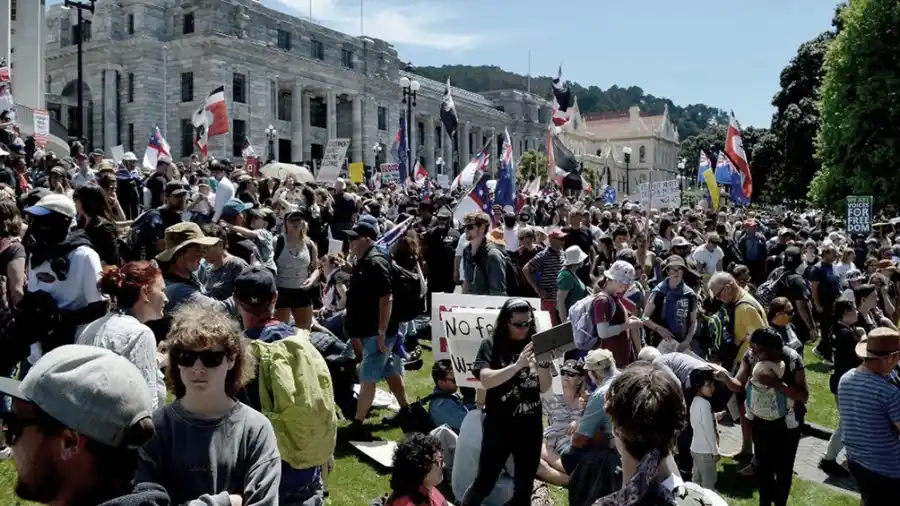Antivacunas protestaron frente al parlamento de Nueva Zelanda