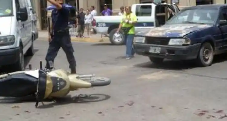 Accidente entre una moto y un auto
