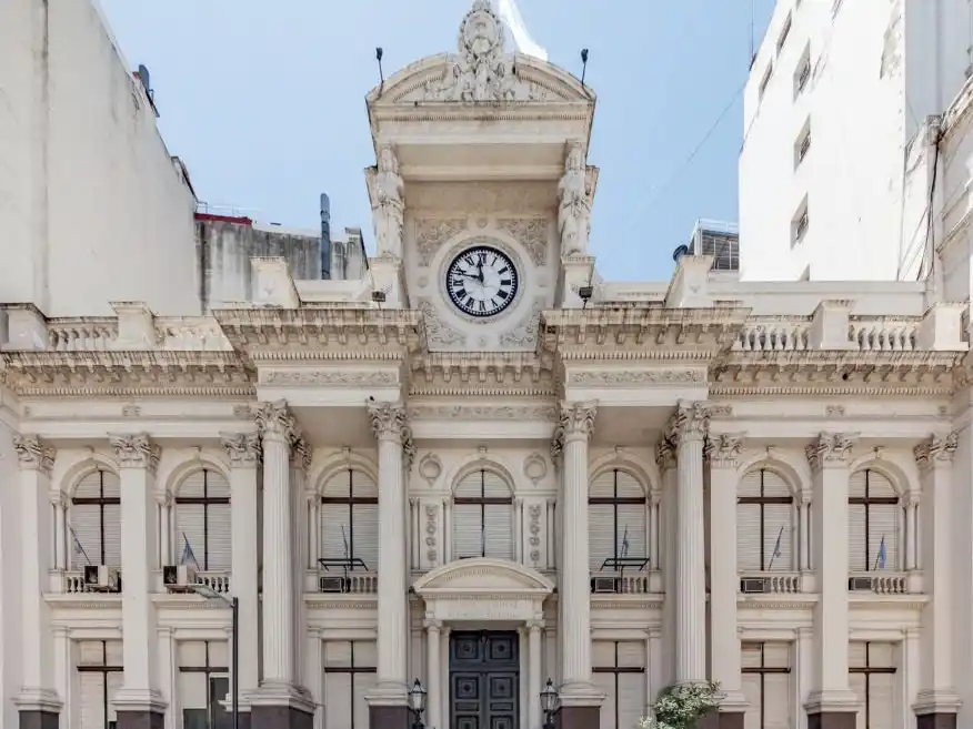 El BCRA suma reservas y apunta a cumplir su meta en plena negociación con el FMI