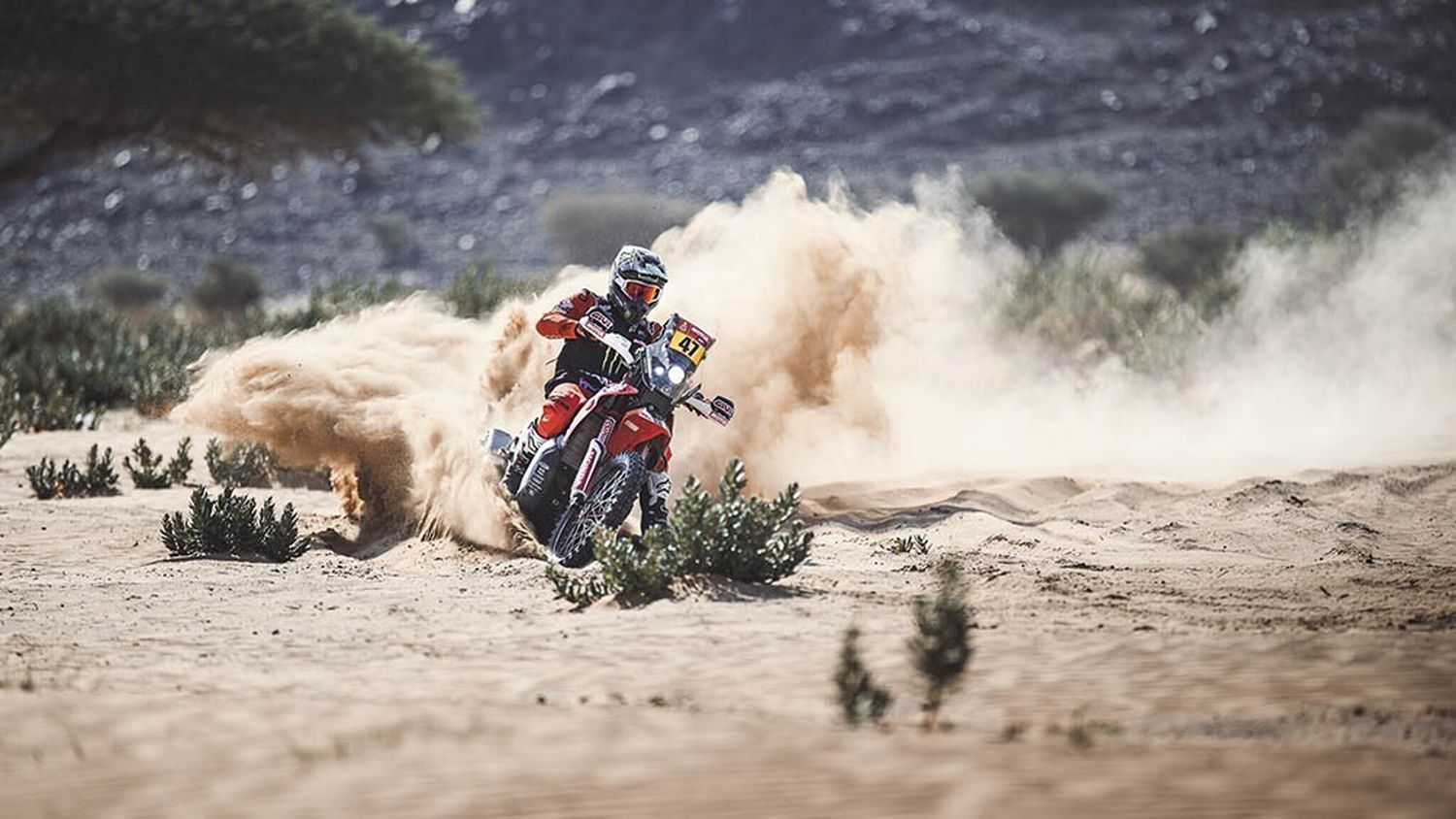 El salteño Kevin Benavides,  con su moto, está  primero en la general