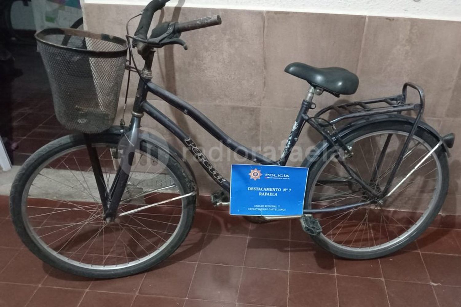 En una requisa, encontraron una bicicleta y prendas que se usaron para un delito