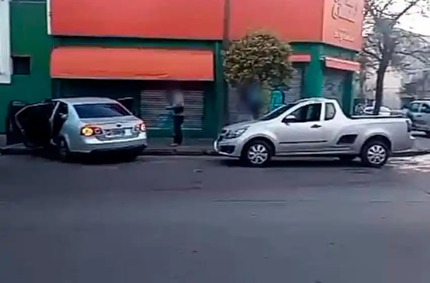 Una mujer herida tras un choque: su auto terminó en la vereda