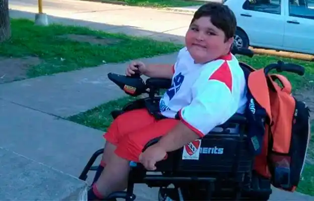 Piden ayudar a niño entrerriano que sufre una rara enfermedad genética