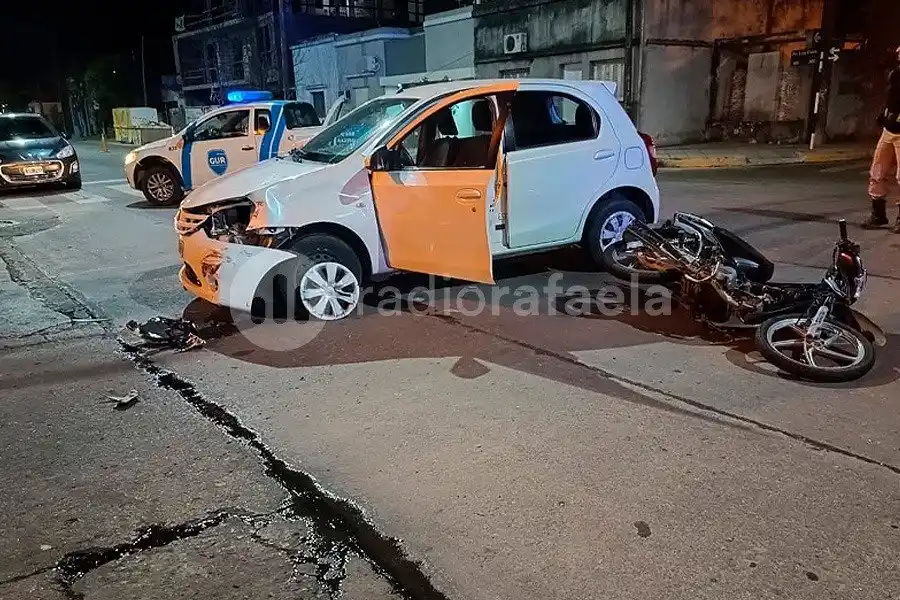 Fuerte accidente entre un auto y una moto no terminó con serias lesiones de milagro