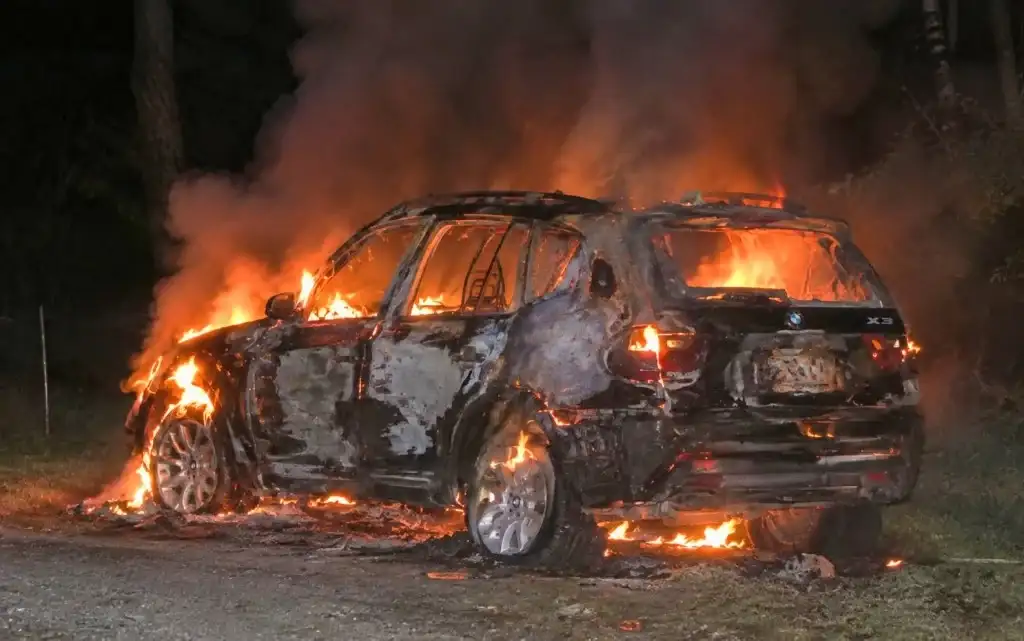 Un BMW se incendió por completo en la Ruta 20: los ocupantes son una familia de Gualeguaychú