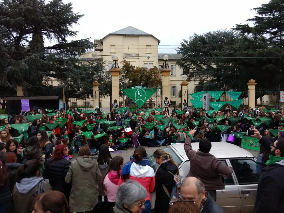 El grito de "Ni una menos, vivas nos queremos", volvió a sentirse en las calles de Tandil
