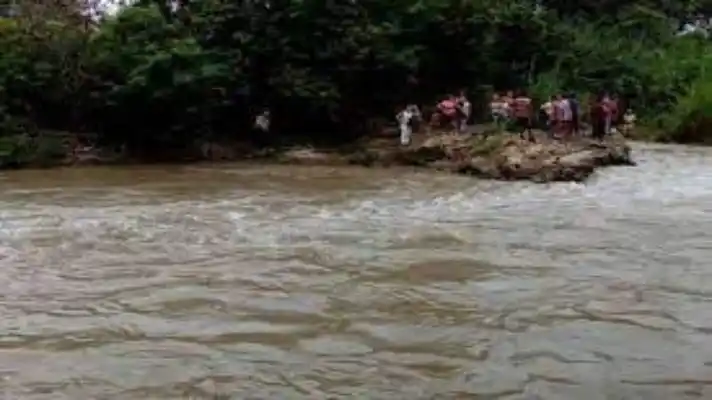 LLUVIAS DESBORDAN EL RÍO TÁCHIRA: rescatan a 22 personas atrapadas en islote de una trocha en la frontera