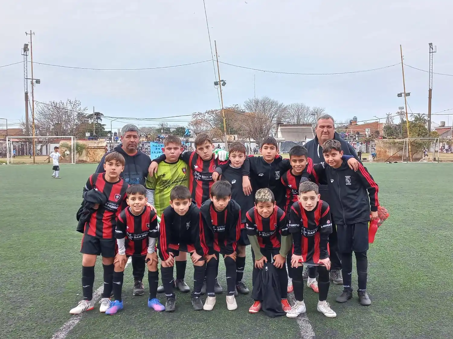 Fútbol: la 2011 ganó y pasó a semis