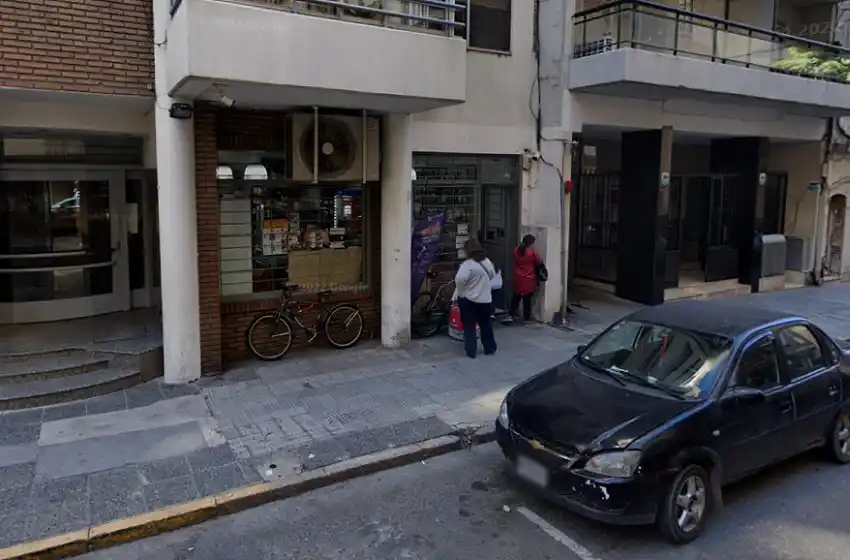 Asaltaron un minimarket de la costa central a mano armada: se robaron la recaudación y las pertenencias de empleados y clientes