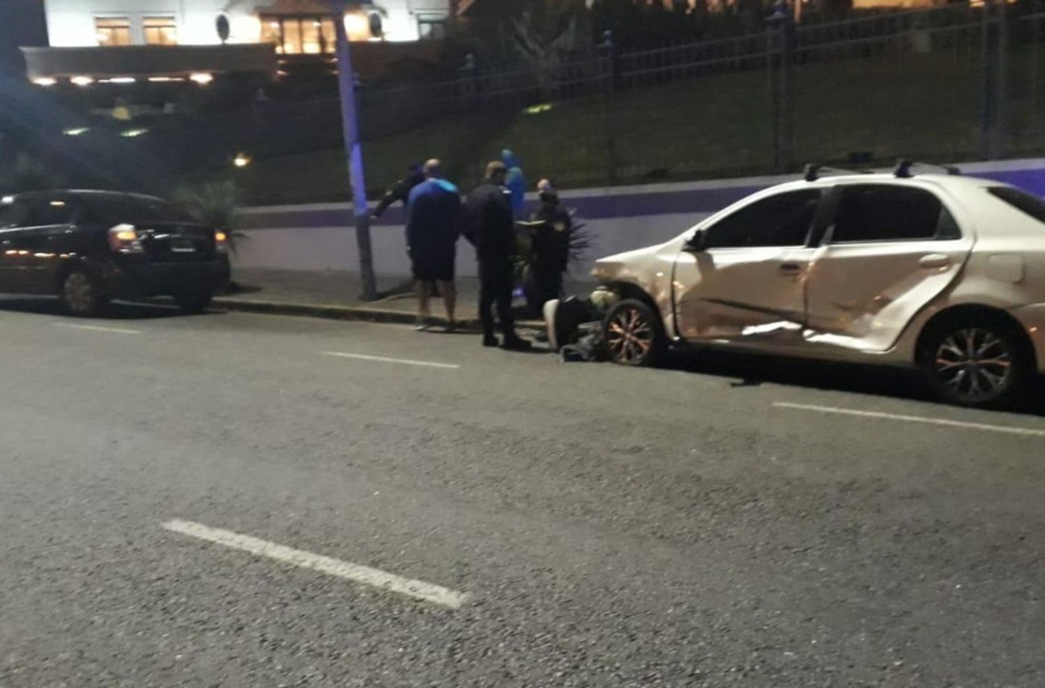 Choque a la "japonesa" en la Costa: perdió el control del auto y se fue contra uno estacionado