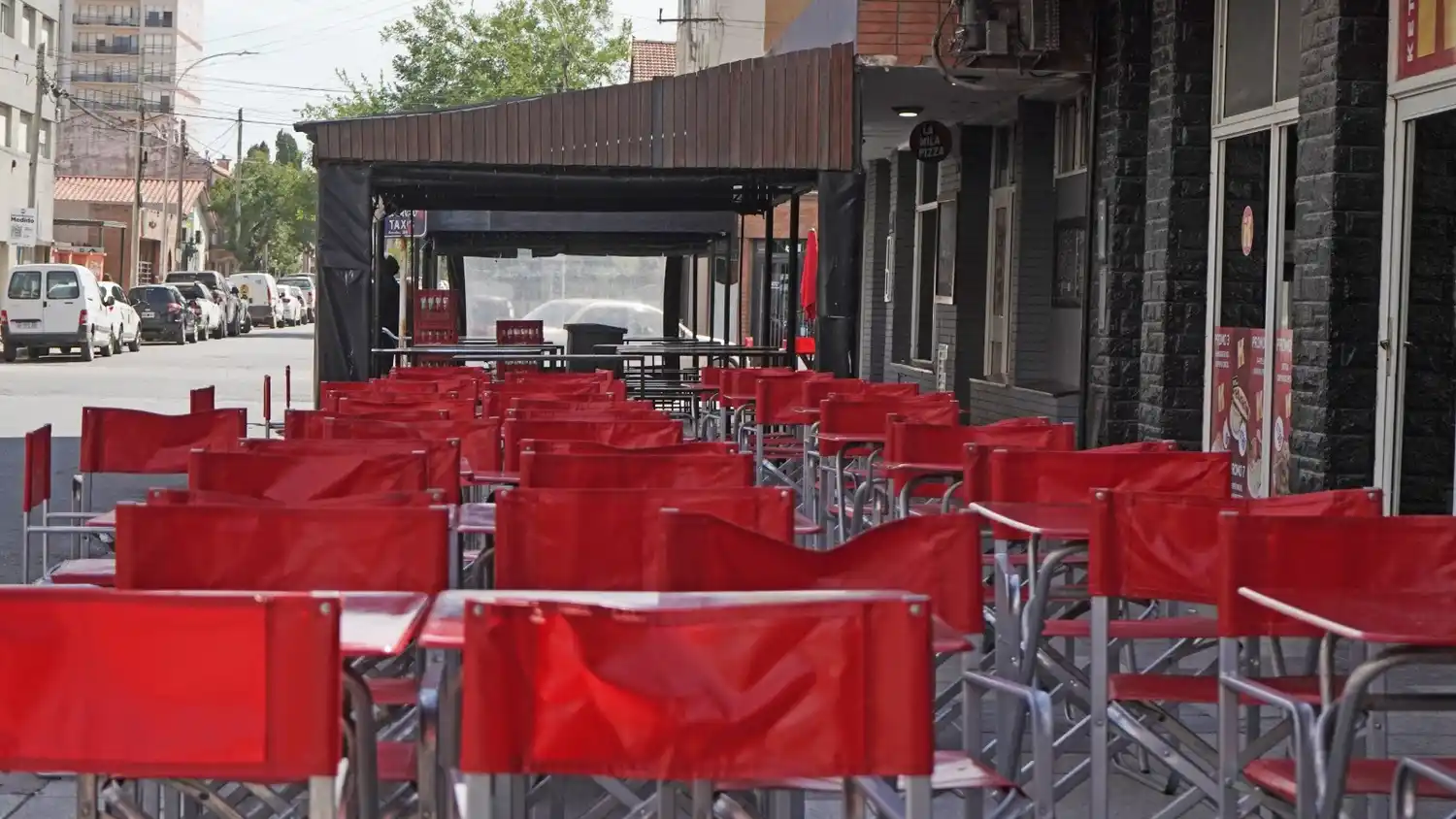 Sillas vacías en negocio de la playa