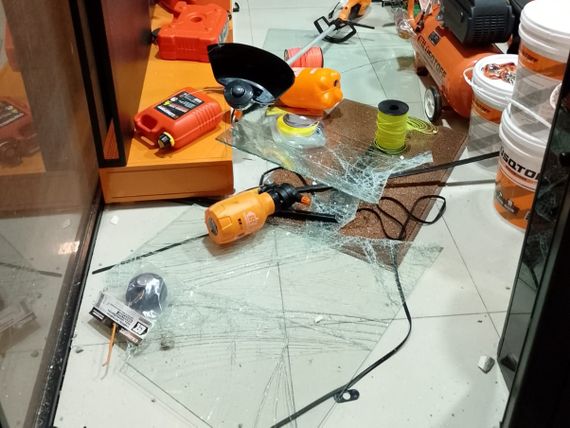 Un delincuente robó tres herramientas de un local luego de romper la puerta arrojándose sobre ella