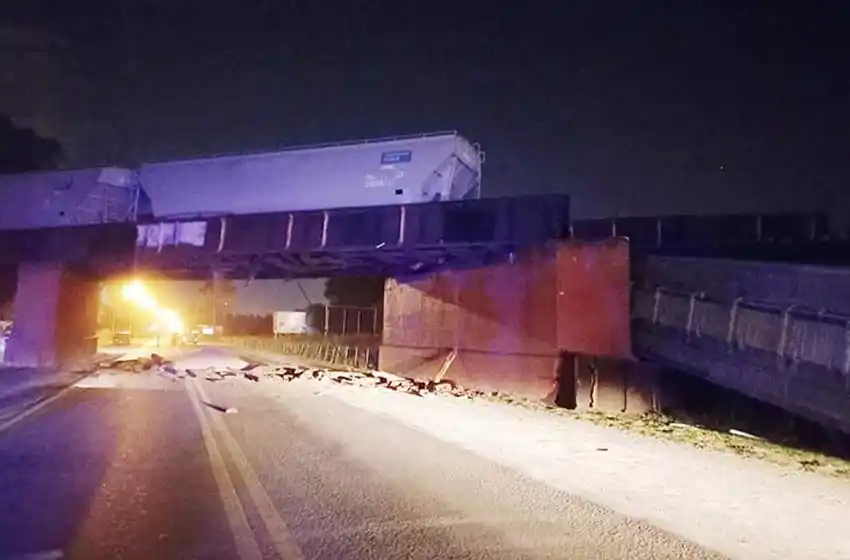 Descarriló un tren de carga cerca de Rosario tras colapsar el puente por Ruta 33