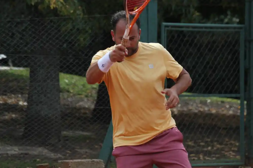 Jugando un partido del torneo interclubes del circuito Matchpoint .