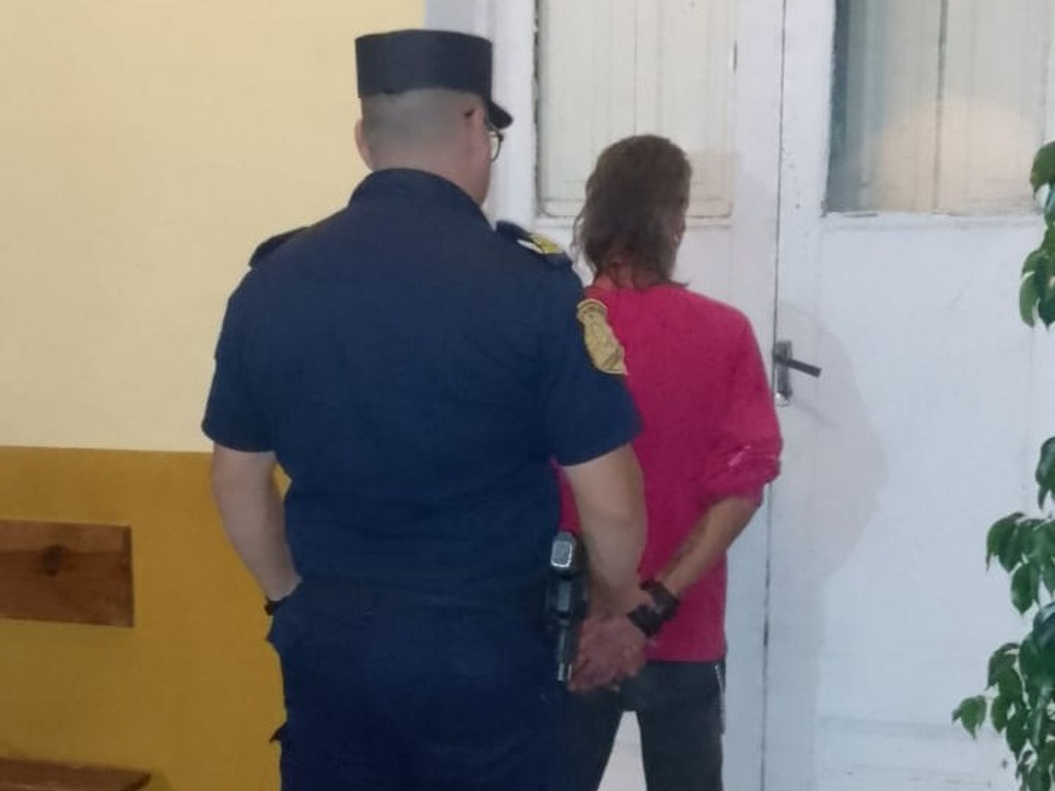 Encontraron a un hombre que caminaba por las calles de la ciudad y que tenía pedido de detención en Buenos Aires