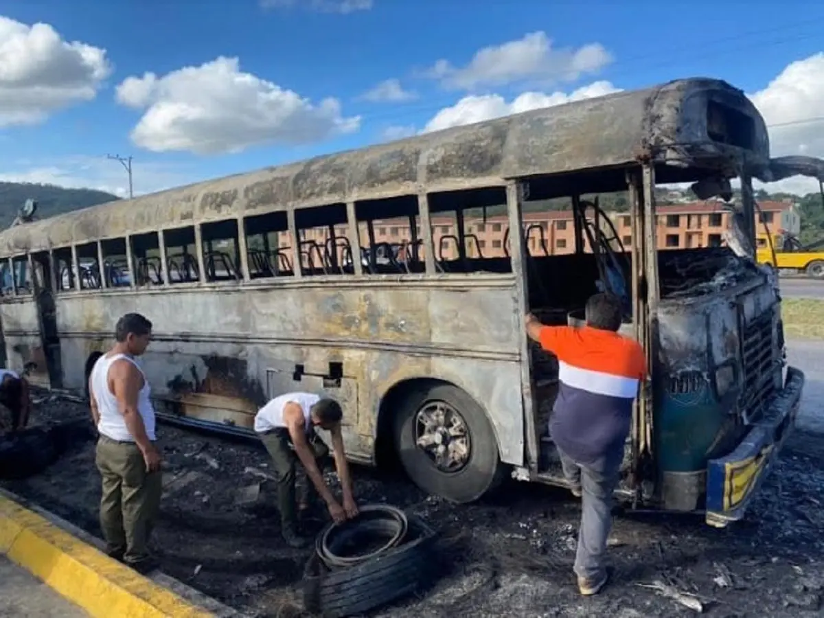 ¡TRES ACCIDENTES ESTE #24Ene! Mueren 2 personas tras incendiarse autobús en los Valles del Tuy