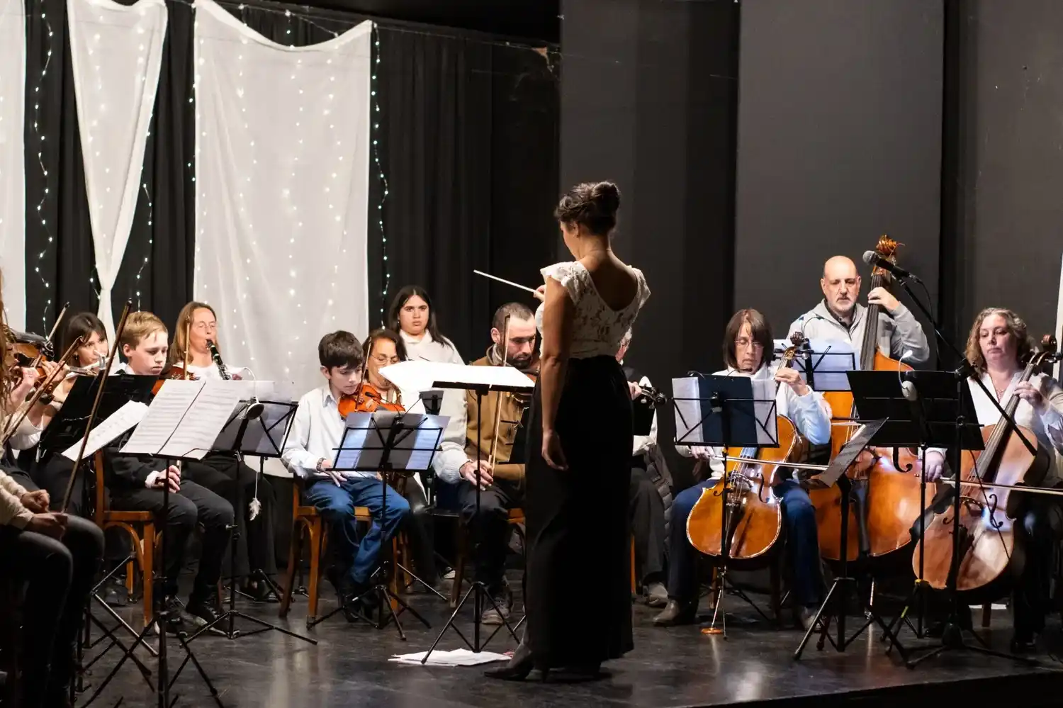 La Orquesta Independiente y el Coro Amigos de la Lírica son dirigidos por Belén Altamirano