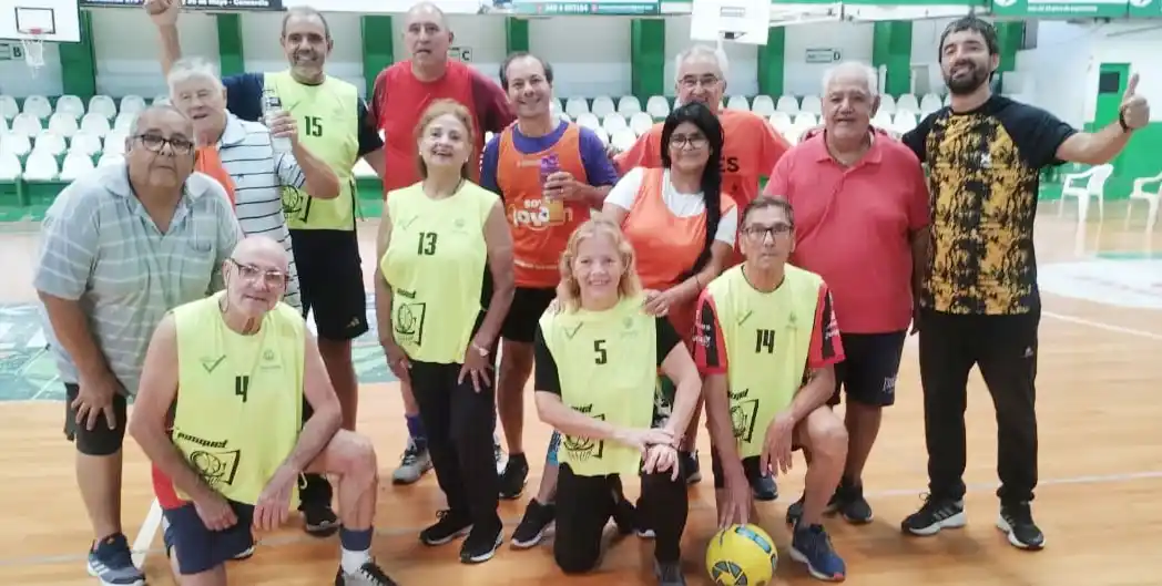 Clases de fútbol caminando para personas mayores