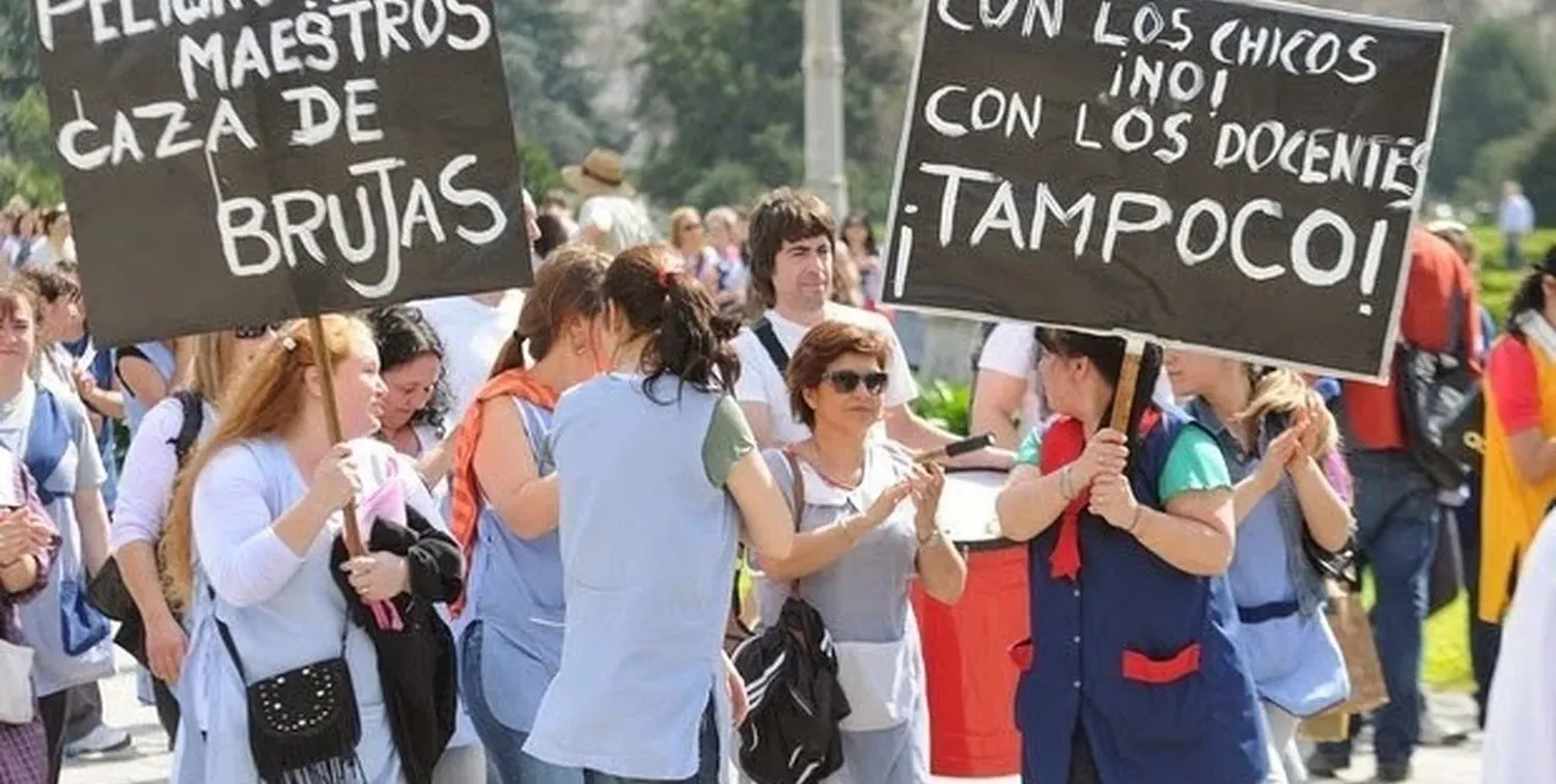 Solidaridad y apoyo. Manifestación de la comunidad educativa ante casos de docentes acusados por supuestos abusos sexuales contra menores en las escuelas, muchos de ellos inverosímiles.