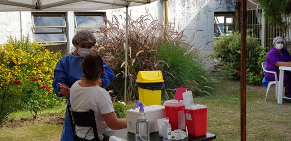 Vacunación contra el coronavirus: aplican remanente de AstraZeneca en el Hospital y aguardan la llegada de más dosis