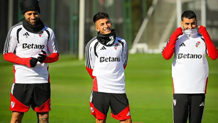 De izquierda a derecha: Otamendi, Almada y Correa.