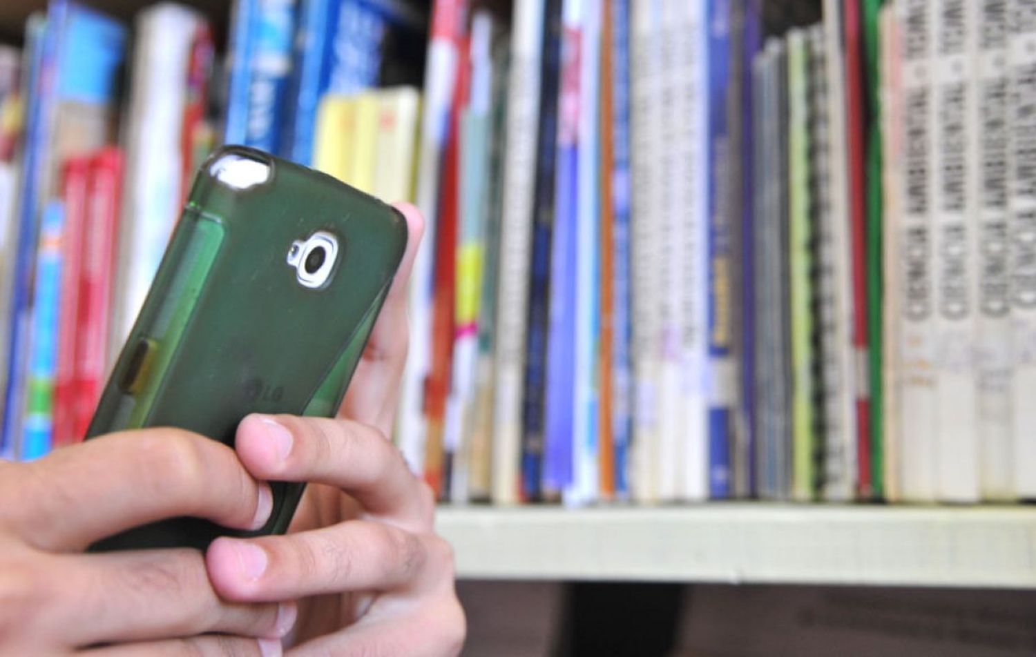 Científicos explican los riesgos de revisar el celular mientras tomamos un descanso