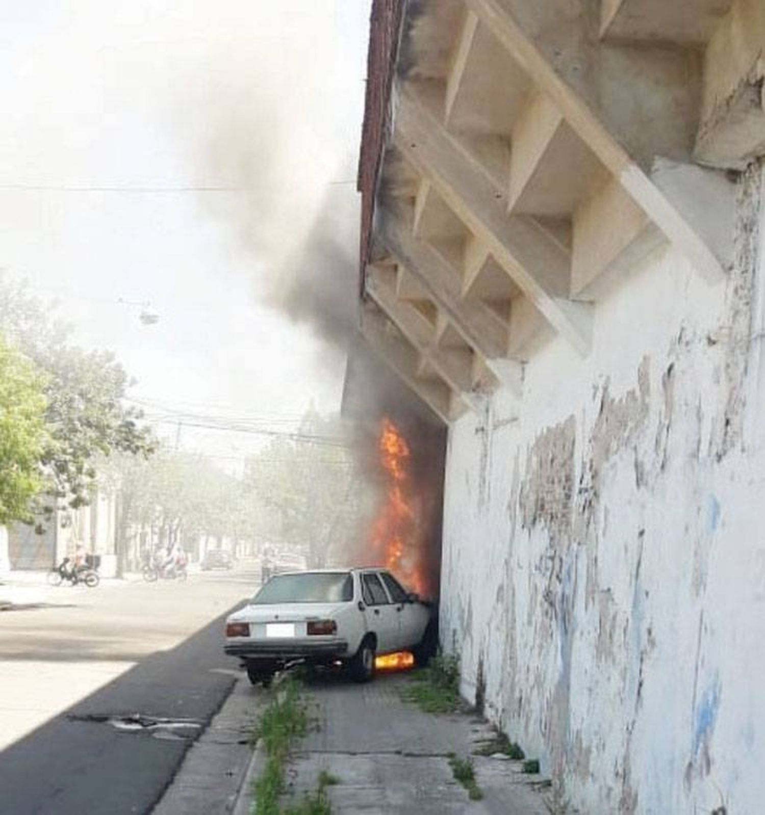 Se incendió un auto que estaba estacionado