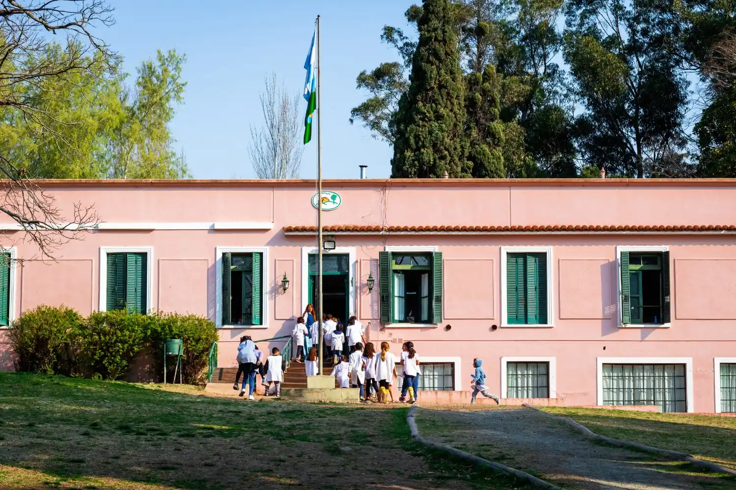 Las directoras de Colegio Nuestra Tierra brindaron detalles de la propuesta educativa de la institución.