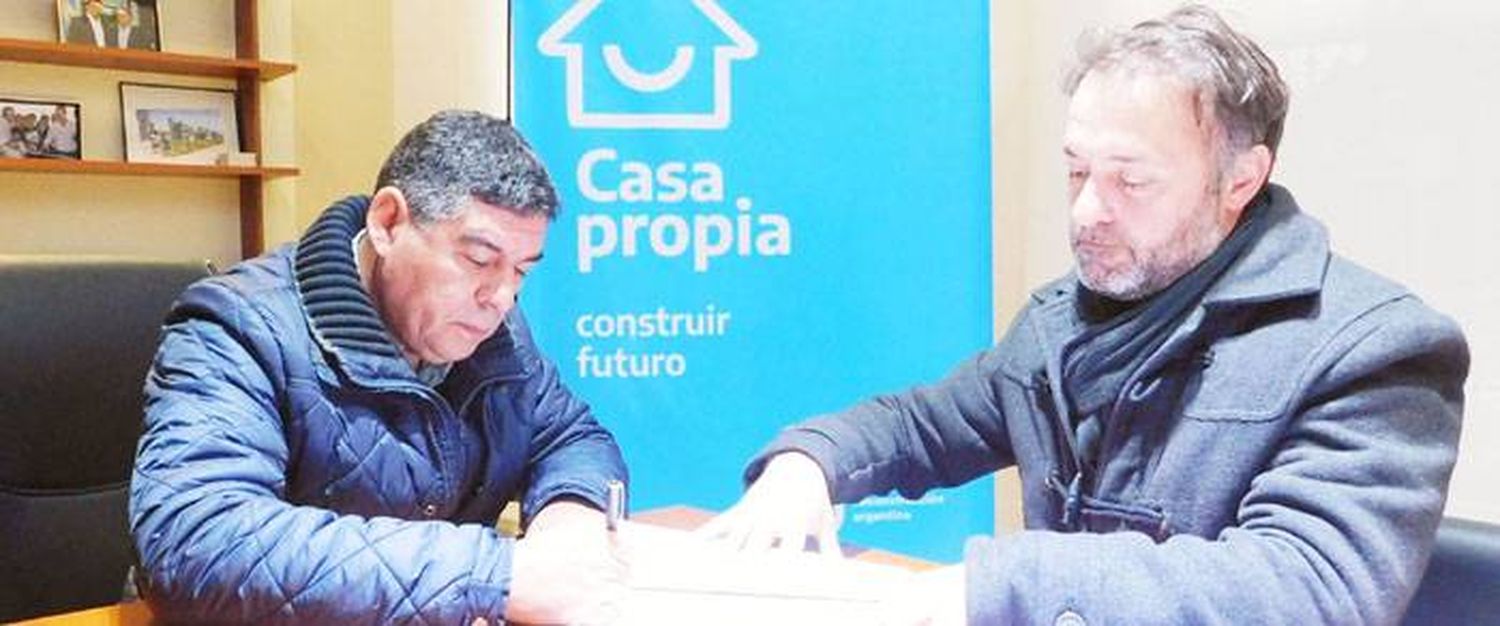 Se rubricó el contrato para construir 30 nuevas  viviendas con fondos nacionales en La Criolla