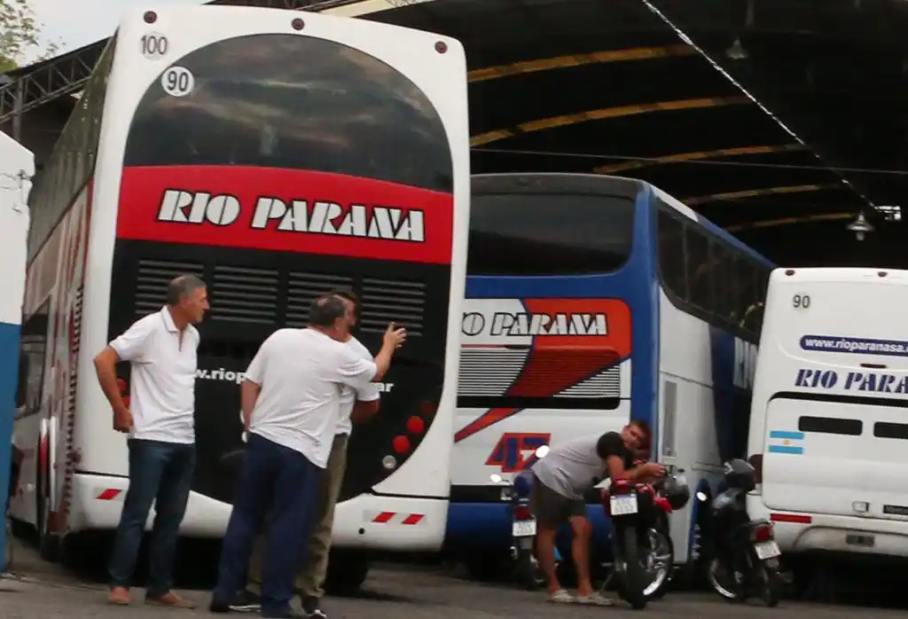 Las empresas Río Paraná y El Rápido continúan  sin poder brindar servicios por el paro 