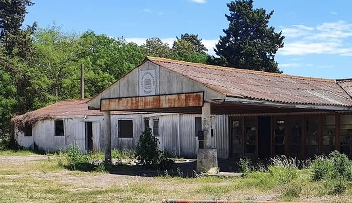 Las instalaciones en estado de abandono en los últimos años. Iba a ser destinada a los Bomberos Voluntarios, pero un incendio derribó el proyecto.