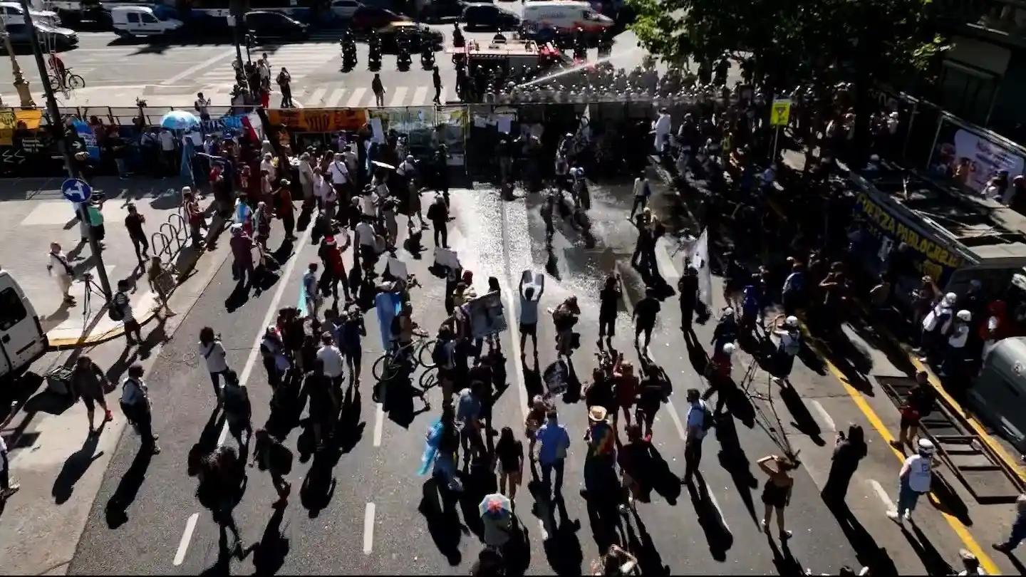 Mientras se debate en la Cámara de Diputados el Presupuesto 2026, manifestantes se enfrentaron con efectivos de la Policía Federal y Gendarmería.