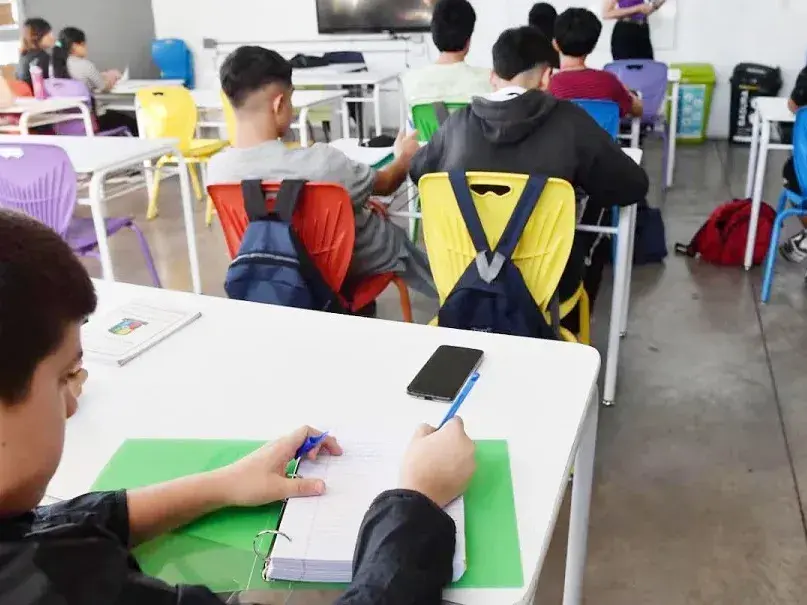 Los estudiantes secundarios de la Ciudad de Buenos Aires pasan más de seis horas por día con el celular