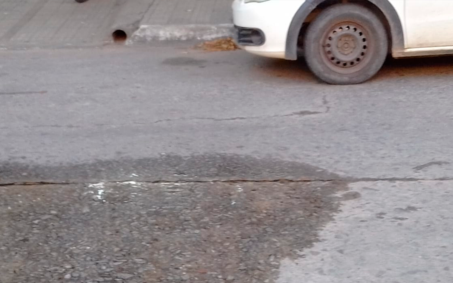 Pérdida de agua en calle Mitre: “Hace 3 semanas así”