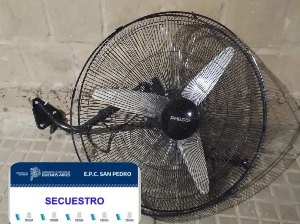 El sujerto tiene antecedentes, la policía recuperó lo robado y lo restituirá a la institución. Foto: Prensa Policía.