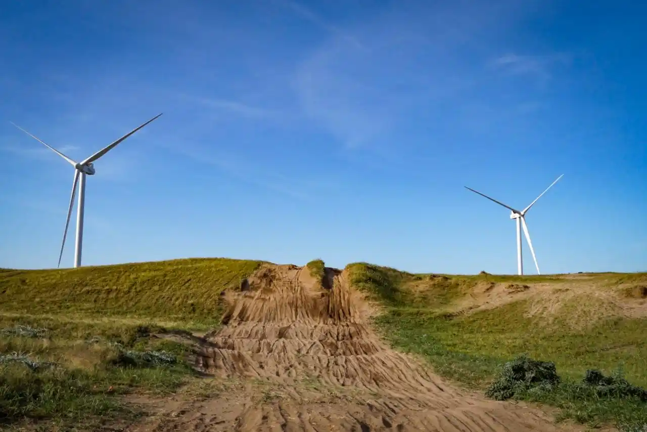 Necochea: Genneia y Centrales de la Costa reciben desembolso para construcción de parque eólico
